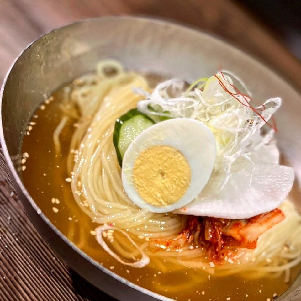 いろり屋自慢のこだわりの麺とスープを使った冷たい冷麺